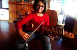 Benvenuta a Viola, 8 Anni di Roma, nuova iscritta all’European Nyckelharpa Training a Forlimpopoli