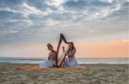 Domenica 17 Novembre 2019 Il duo RED ROSES presenta “ALBAE” live all’ENTROTERRE FOLK CLUB